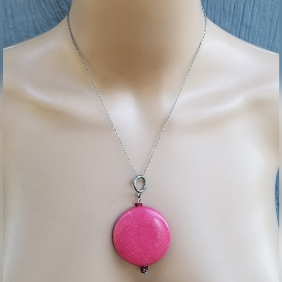 VINTAGE HOT PINK DYED HOWLITE STONE PENDANT NECKLACE & EARRINGS SET - Picture 3 of 8